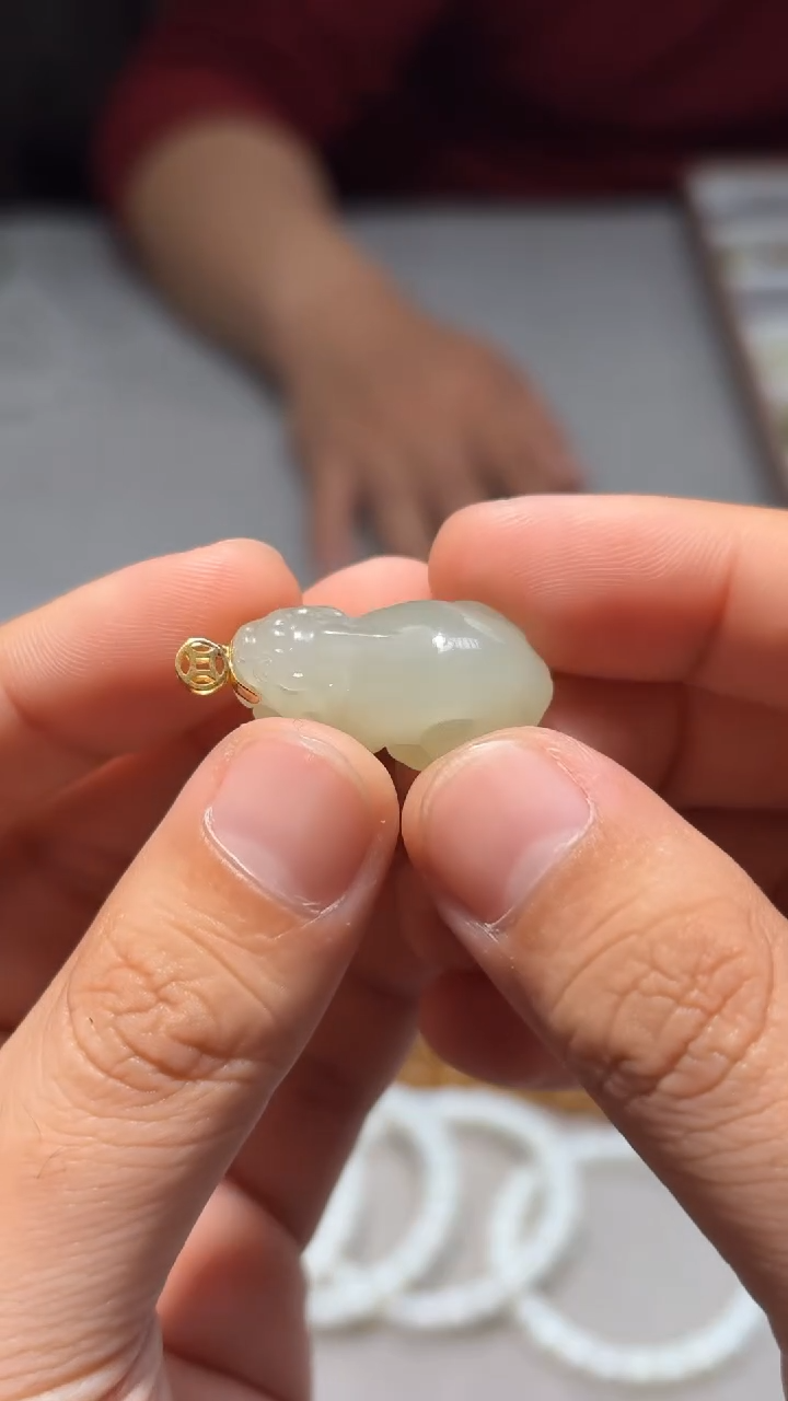 颈饰18K金镶嵌和田玉冰晴起荧光貔貅