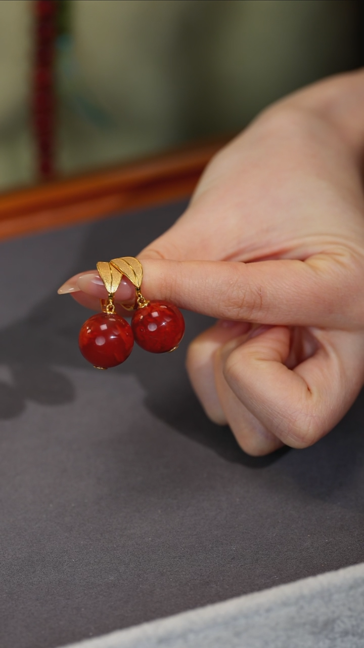 18K金镶嵌南红玛瑙耳饰原矿E3-1