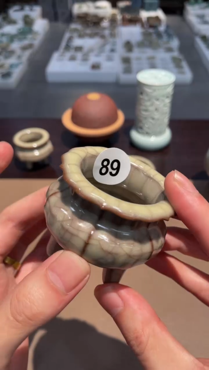 89窑承龙泉青瓷哥窑军花口小鬲