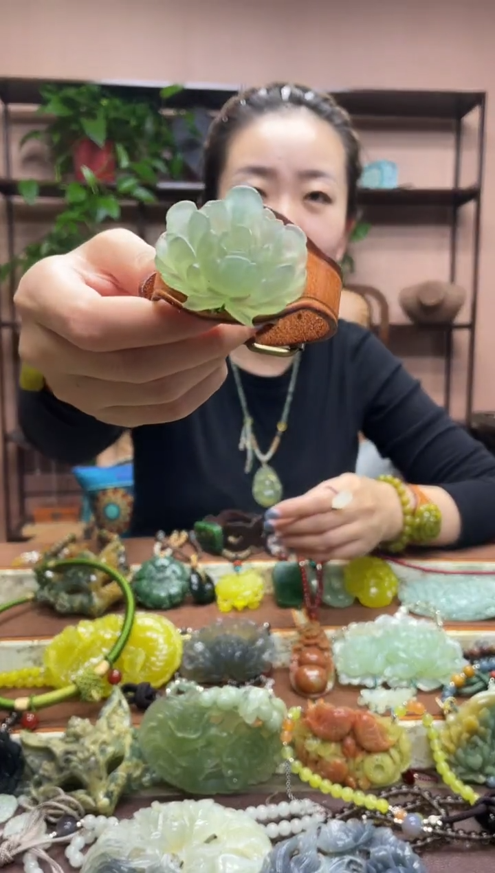 未镶嵌岫玉颈饰·