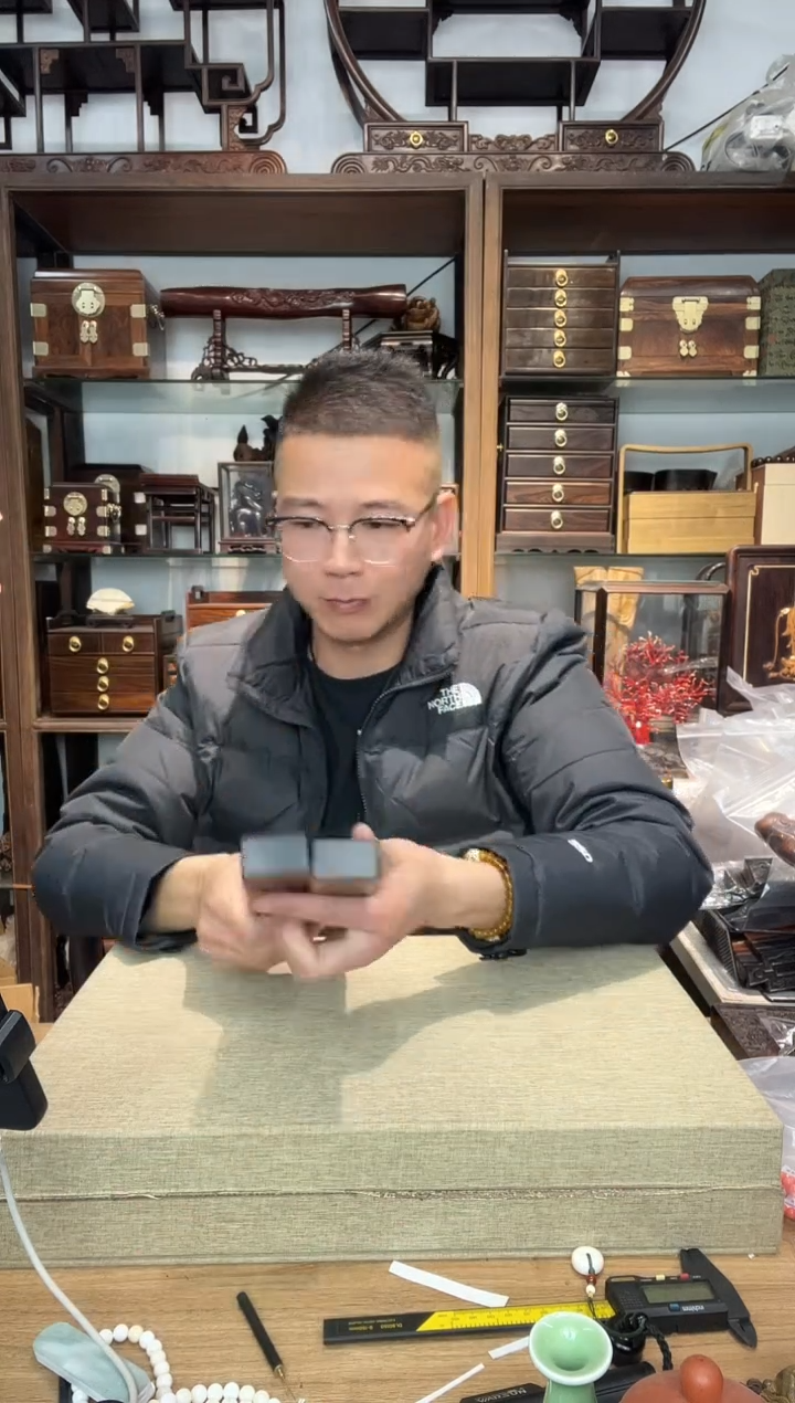 乌木类书架L****8749紫光檀嵌黄杨镇尺一对   瑕疵