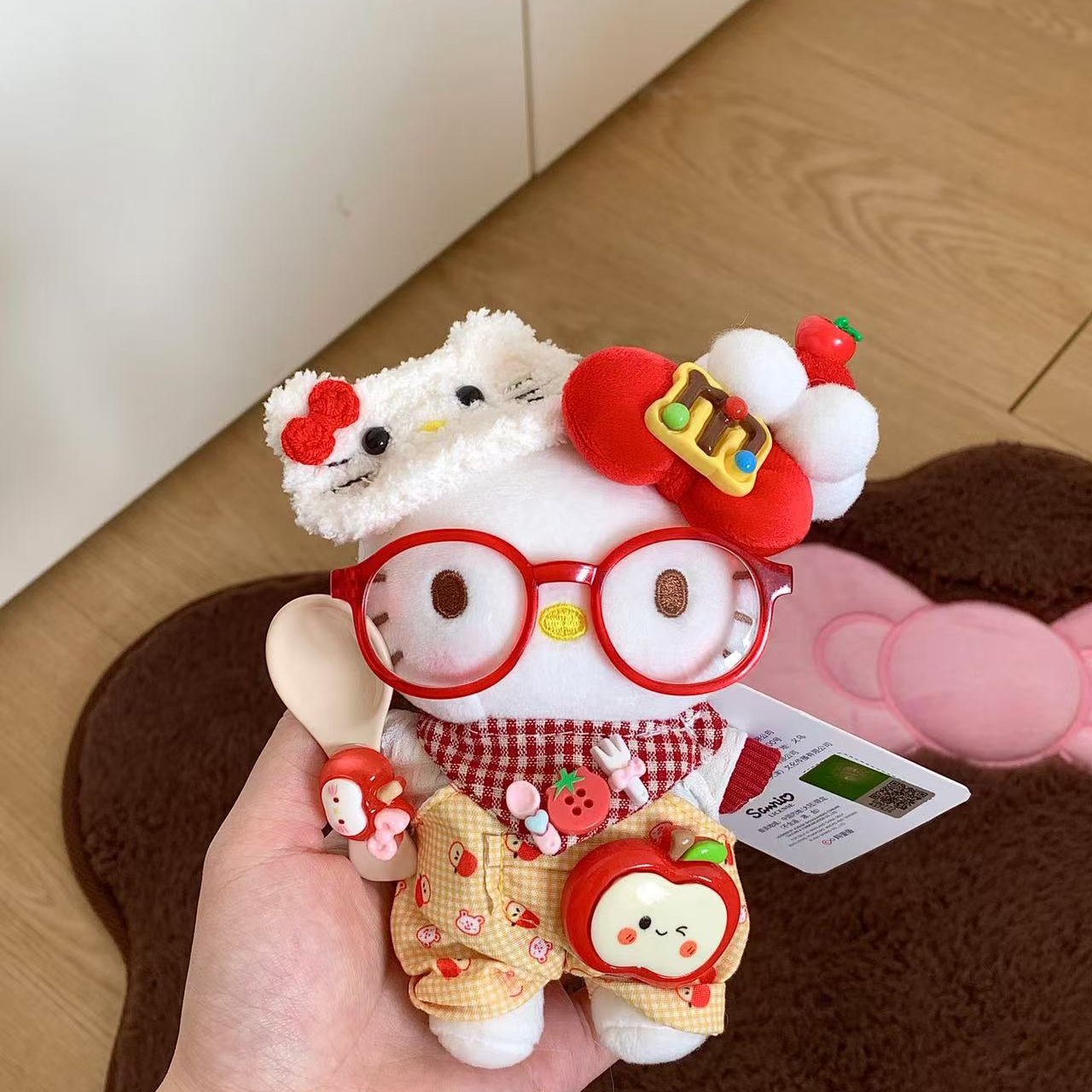 [正版]HelloKittyM豆曲奇背带裤毛绒公仔可爱包挂件车载kitty挂件