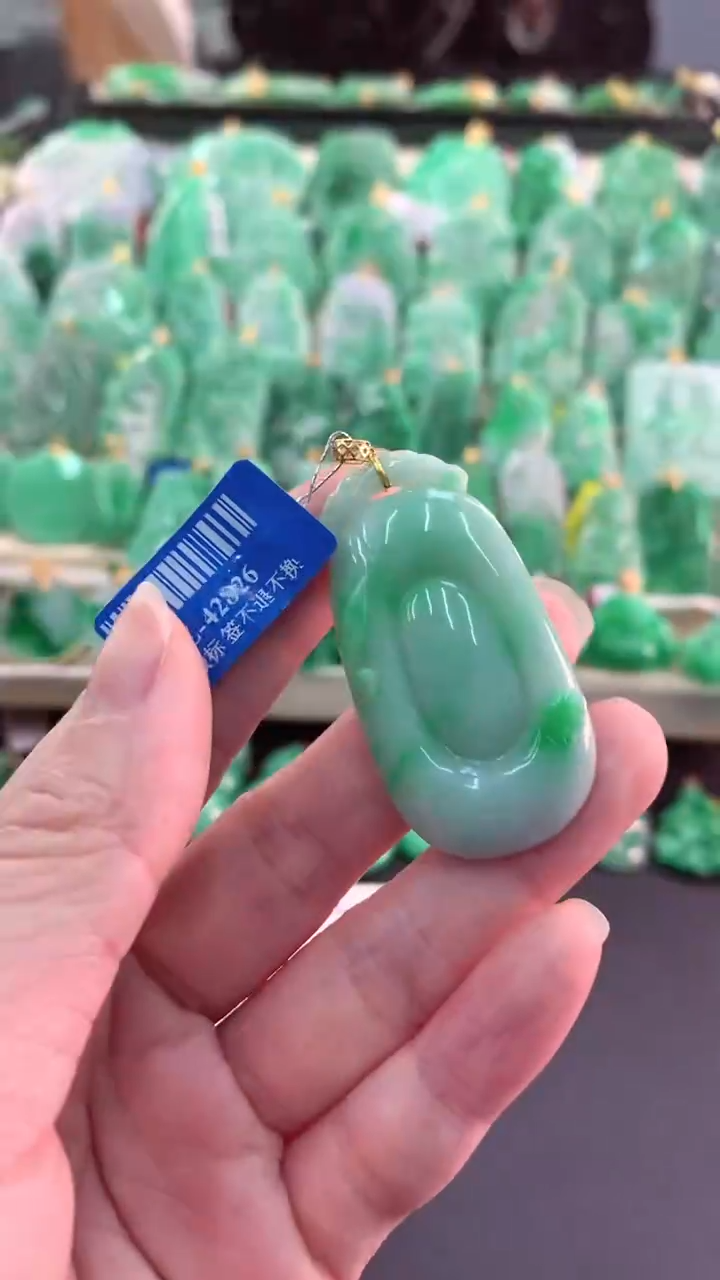 【闪购商品】翡翠吊坠(不含链)18K金镶嵌感觉