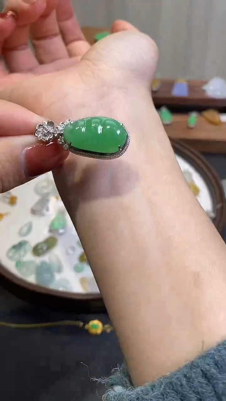 【闪购商品】翡翠颈饰18K金镶嵌豆子