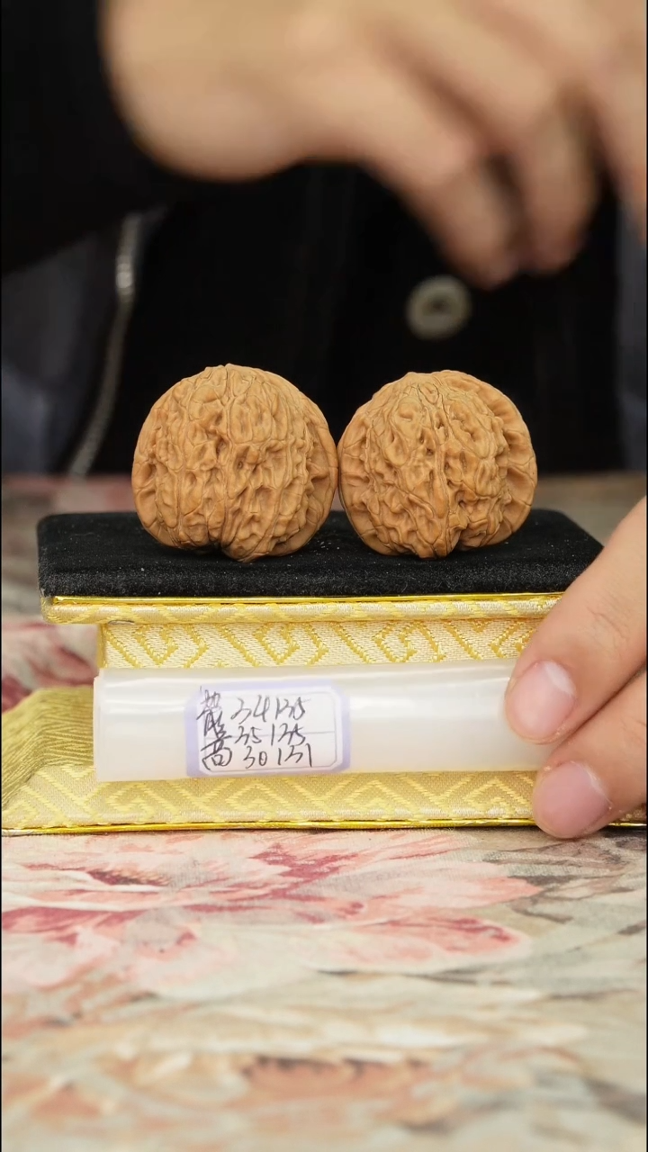 【闪购商品】文玩核桃把件非嫁接无名狮子头