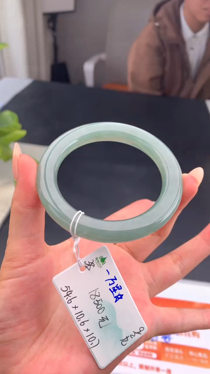 【闪购商品】翡翠手镯未镶嵌 #情人节#送礼，下单联系客服核对地址~