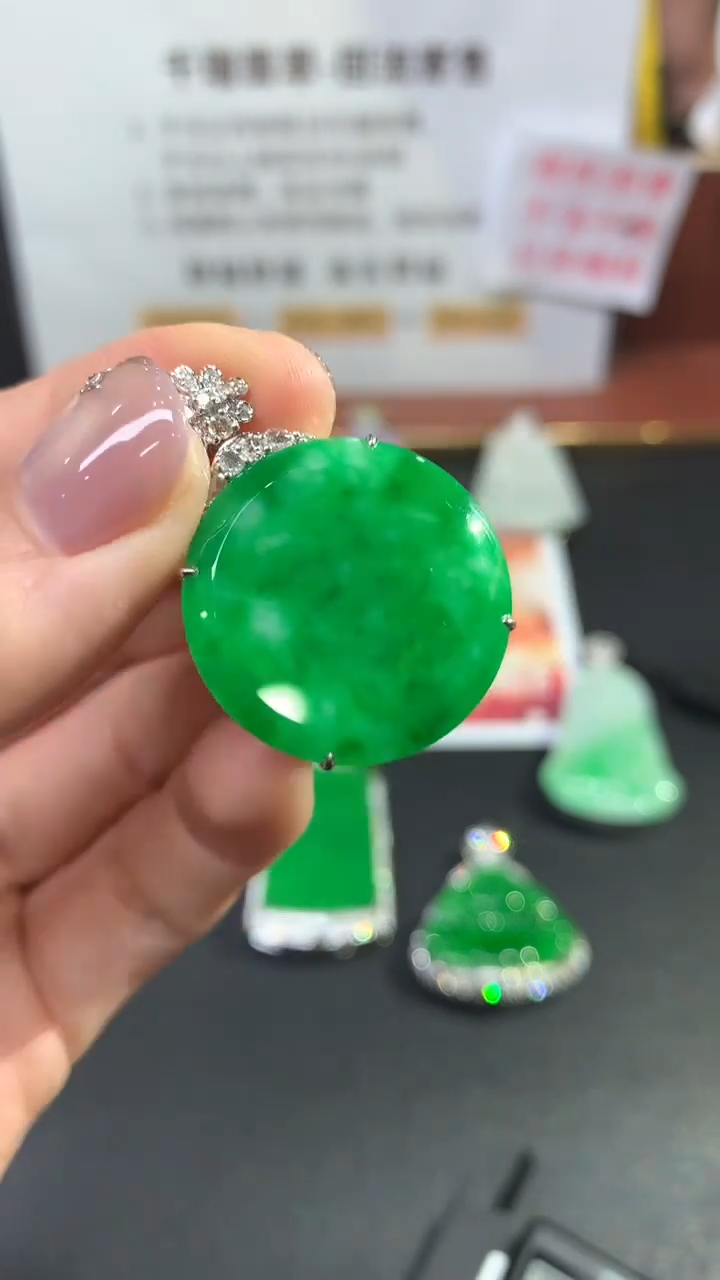 【闪购商品】翡翠吊坠(不含链)18K金镶嵌圆牌回流不退不换|13000+0