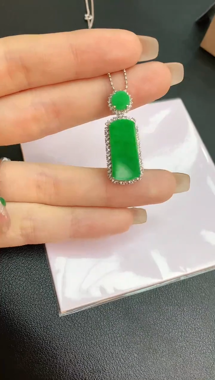 【闪购商品】翡翠颈饰18K金镶嵌赠礼盒证书 珍珍