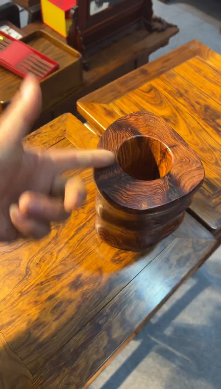 【闪购商品】花梨木类木雕随行笔筒