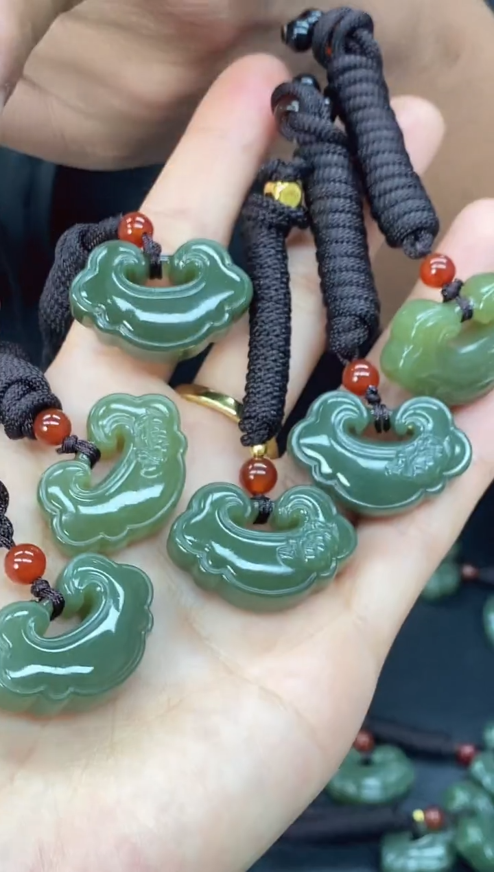 颈饰未镶嵌和田玉如意  锁