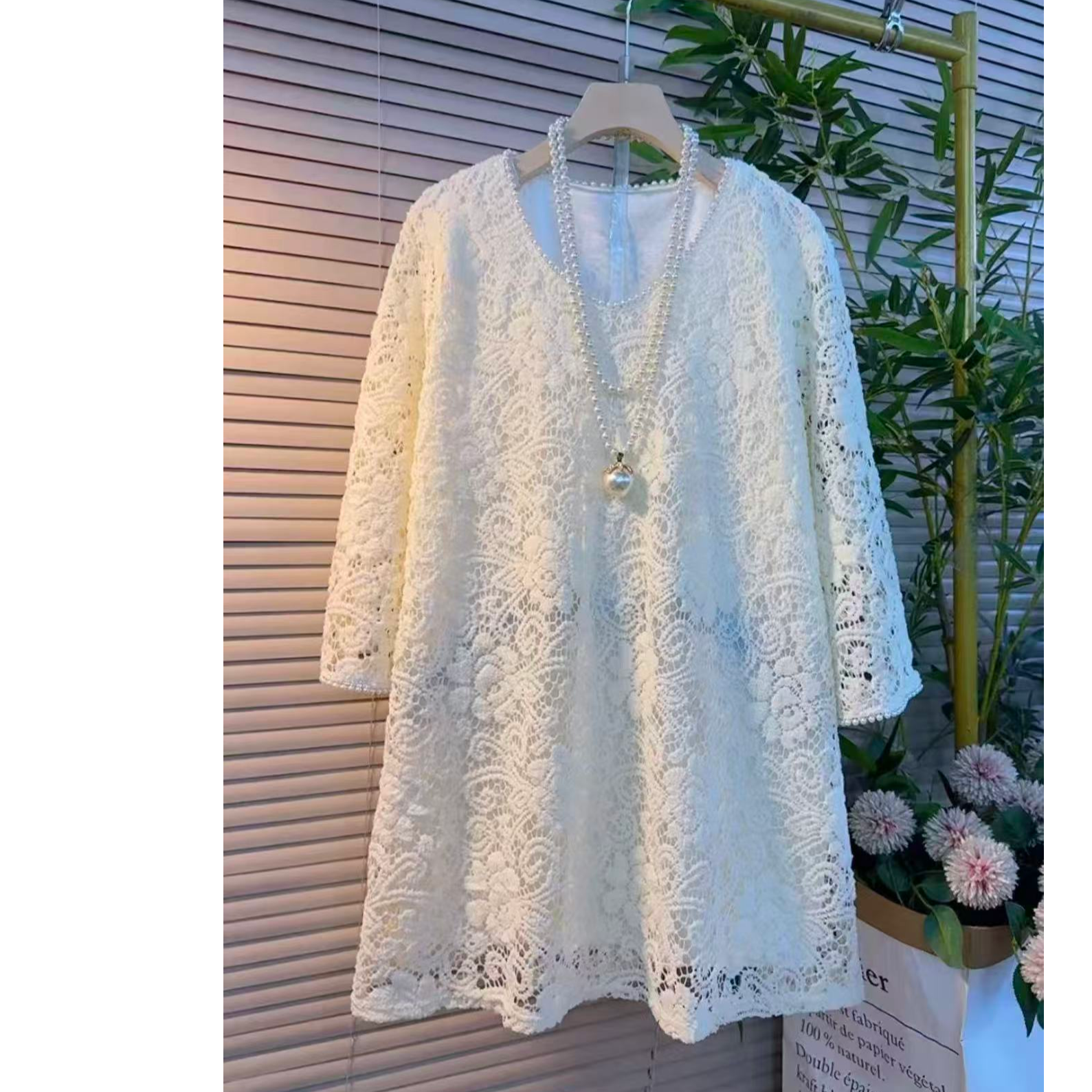 D929秋冬新款时尚镂空钉珠V领长袖蕾丝上衣