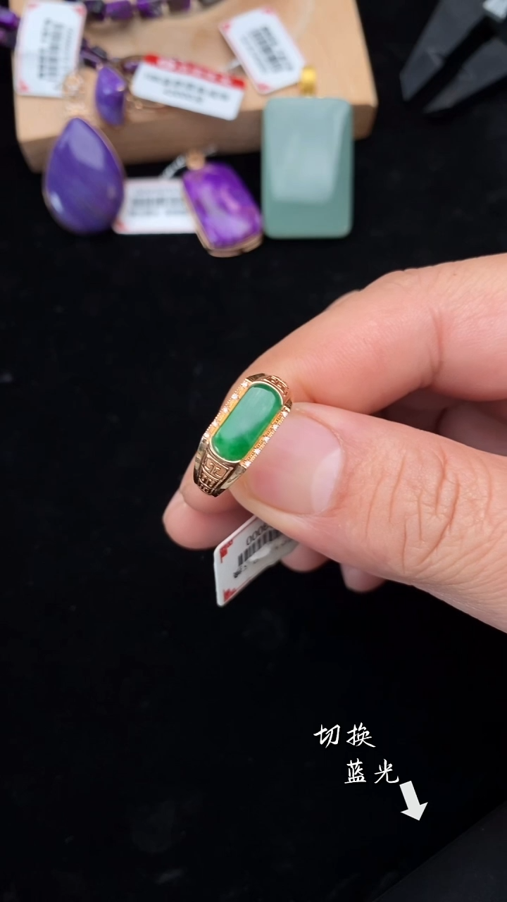 18K金镶嵌戒指翡翠多样性发一