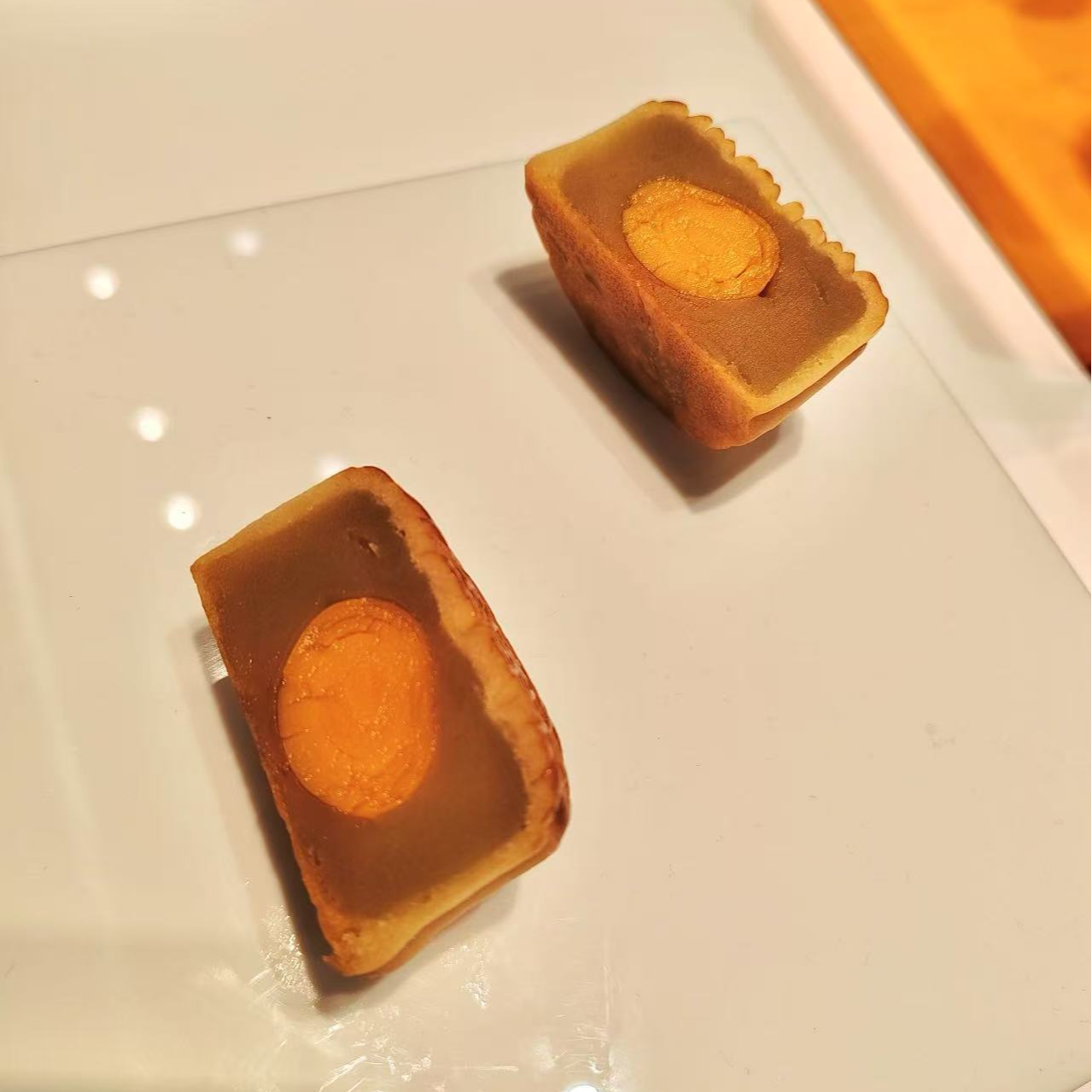 广宁宾城金装单黄白莲月饼