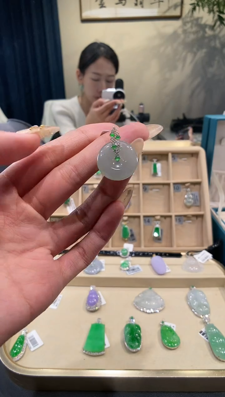 【闪购商品】翡翠吊坠(不含链)18K金镶嵌平安扣