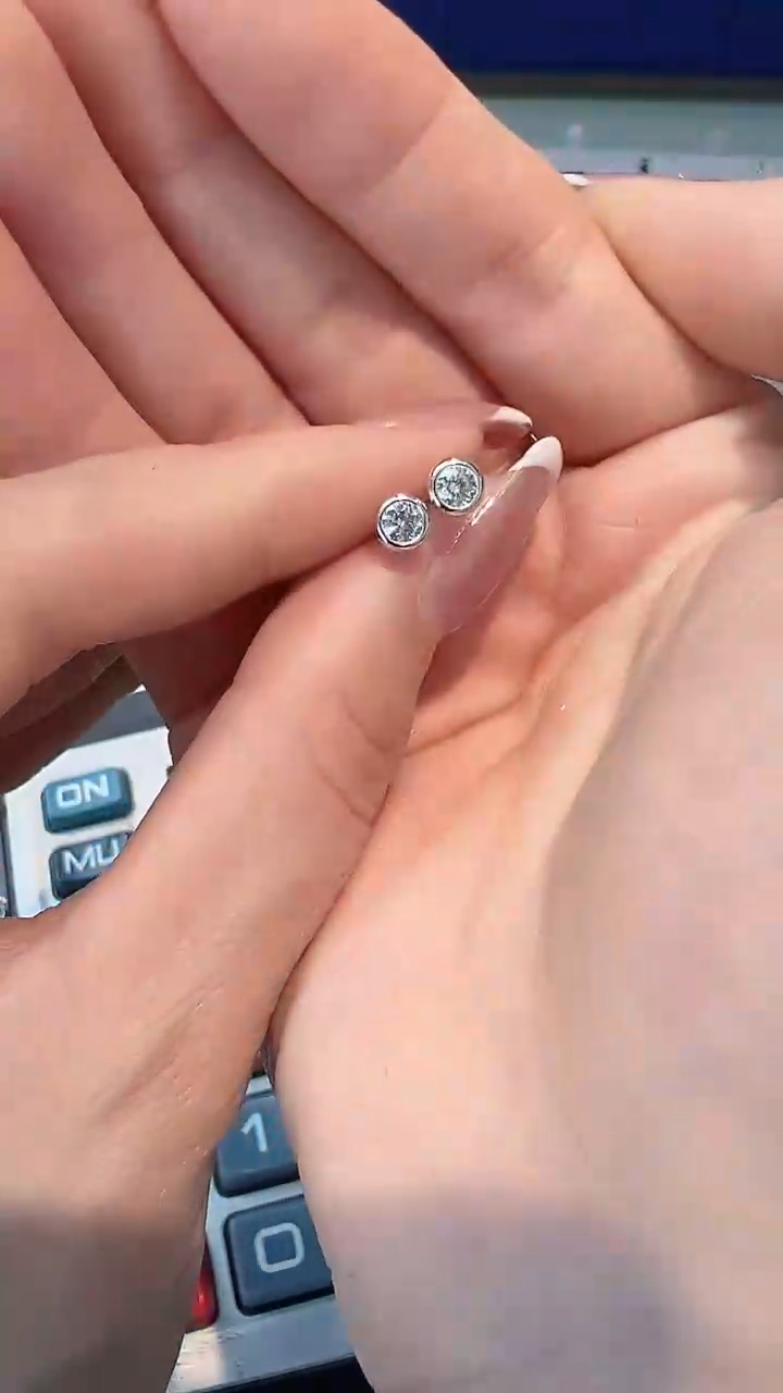 【闪购商品】30分耳钉18K金镶嵌钻石多样性发一