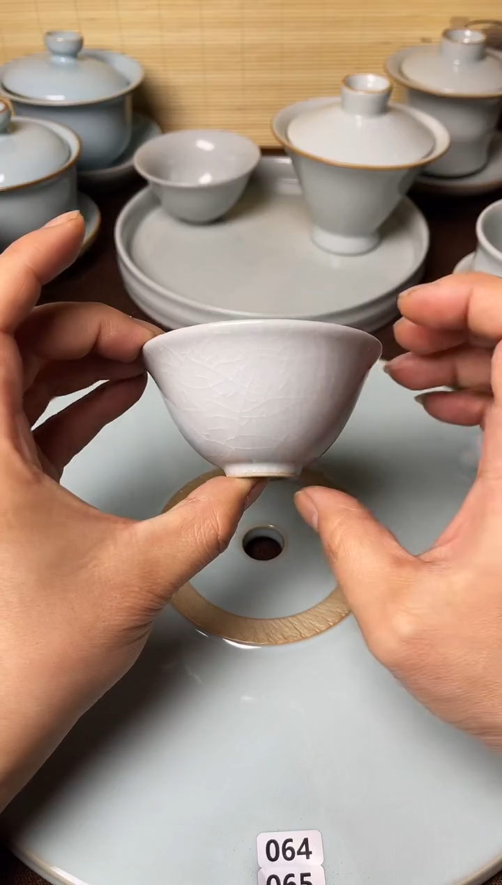 清仓引流品-微微瑕云雾月白釉鸡心斗笠杯