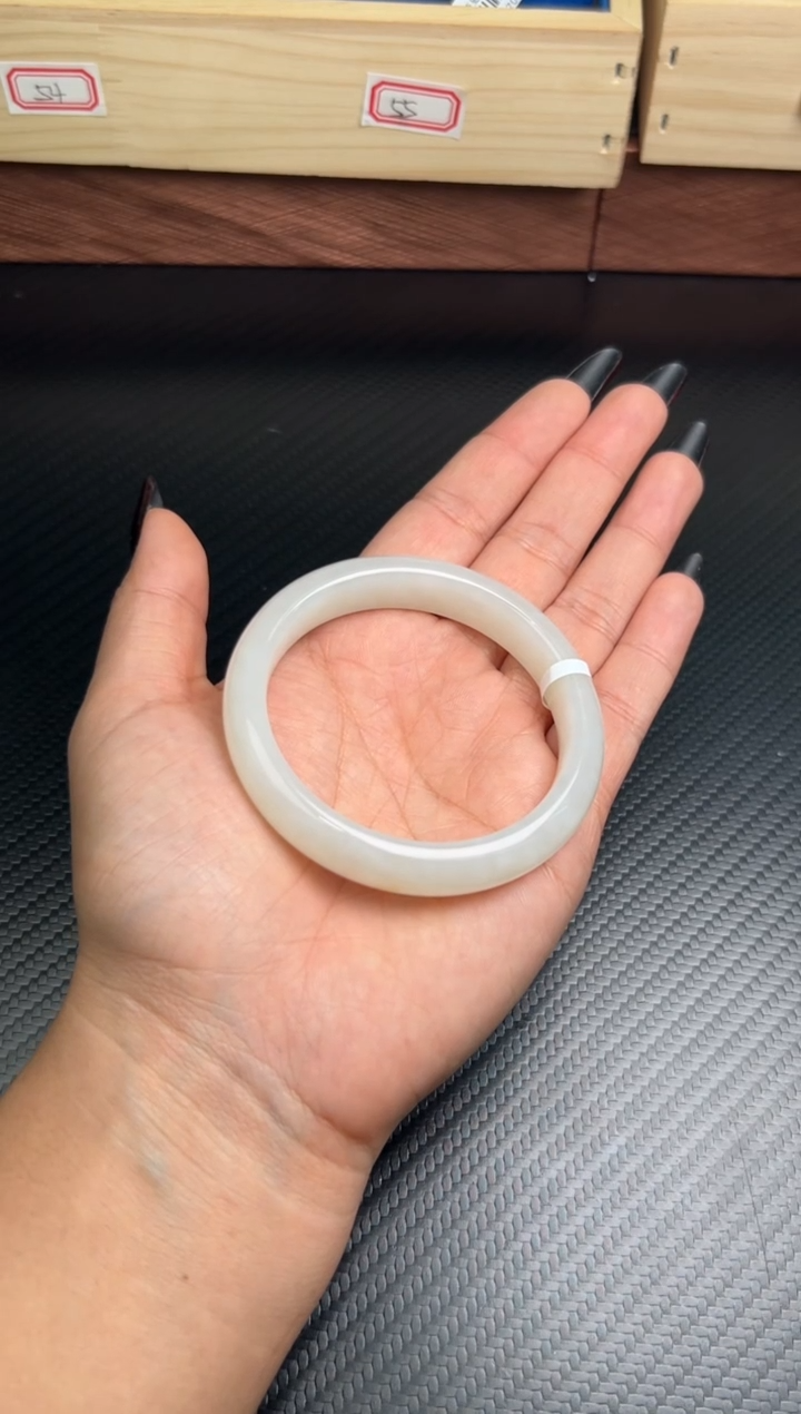 未镶嵌手镯和田玉金山微色差54+M