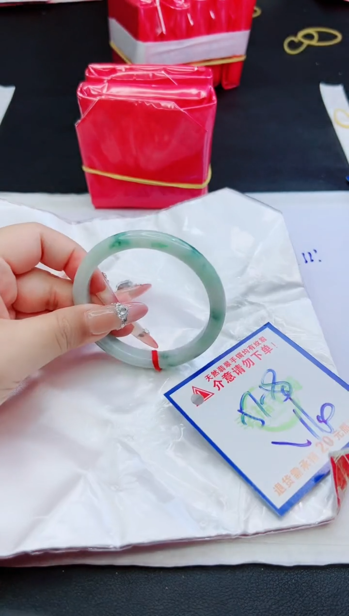 【闪购商品】翡翠未镶嵌手镯，质检证书图片色彩偏黑白