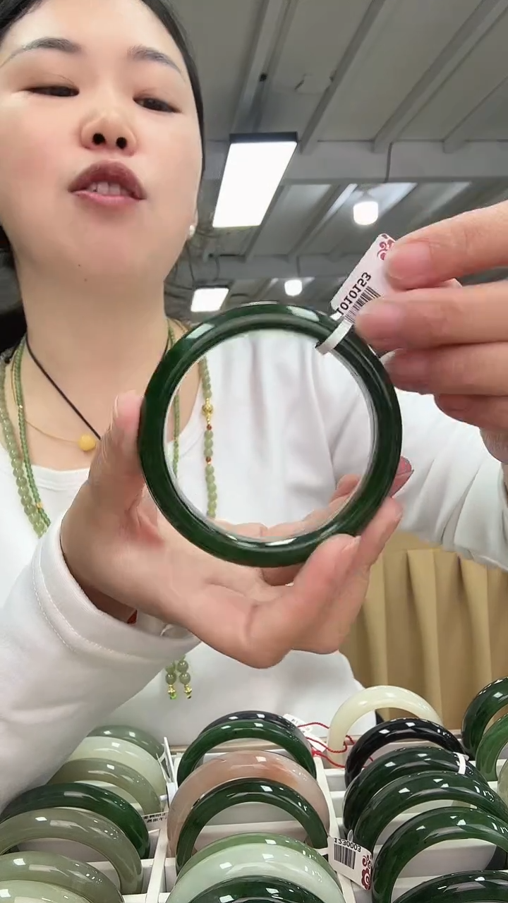 未镶嵌手镯和田玉（碧玉）和田玉手镯