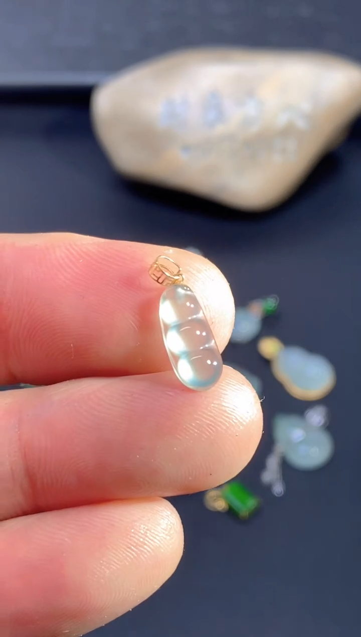 颈饰18K金镶嵌翡翠        