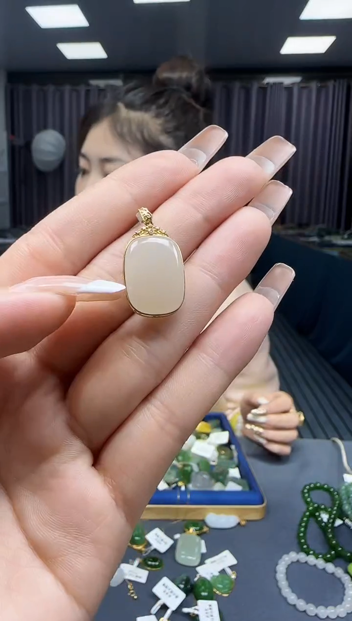 【闪购商品】和田玉挂件18K金镶嵌1