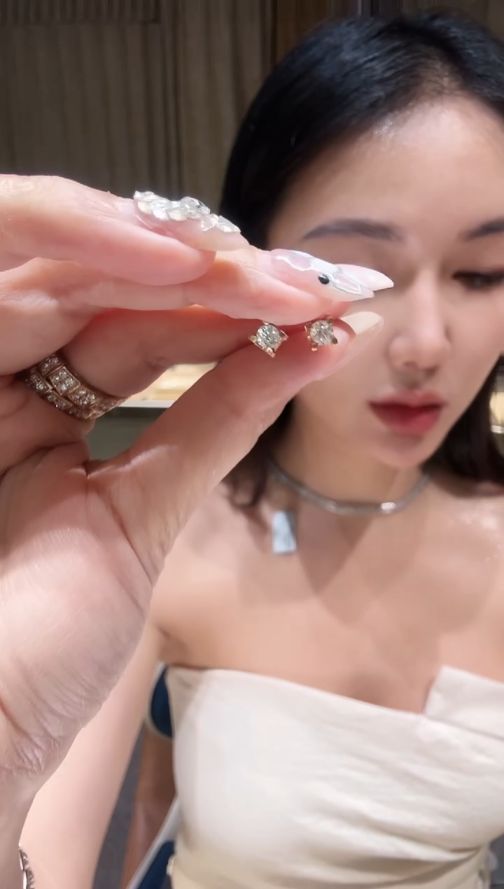 18K金镶嵌耳饰钻石HS0166-R  1.2克拉牛头