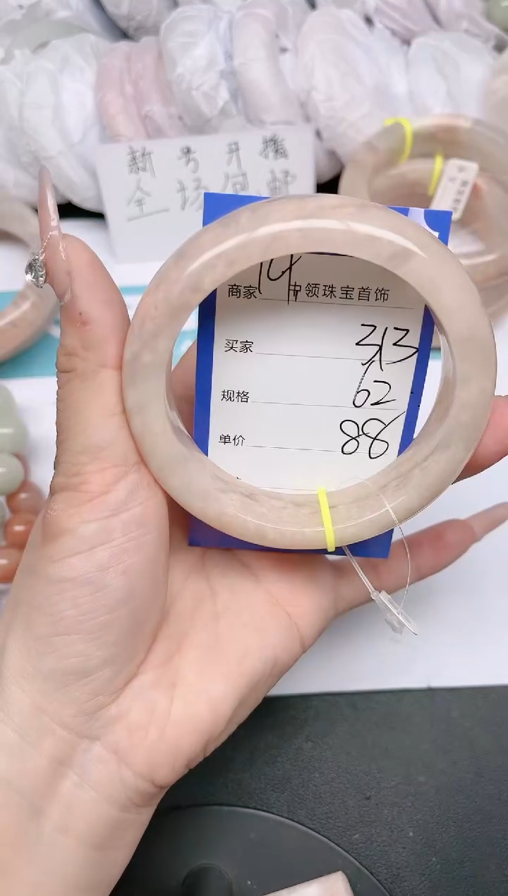 【闪购商品】石英质玉未镶嵌手镯313