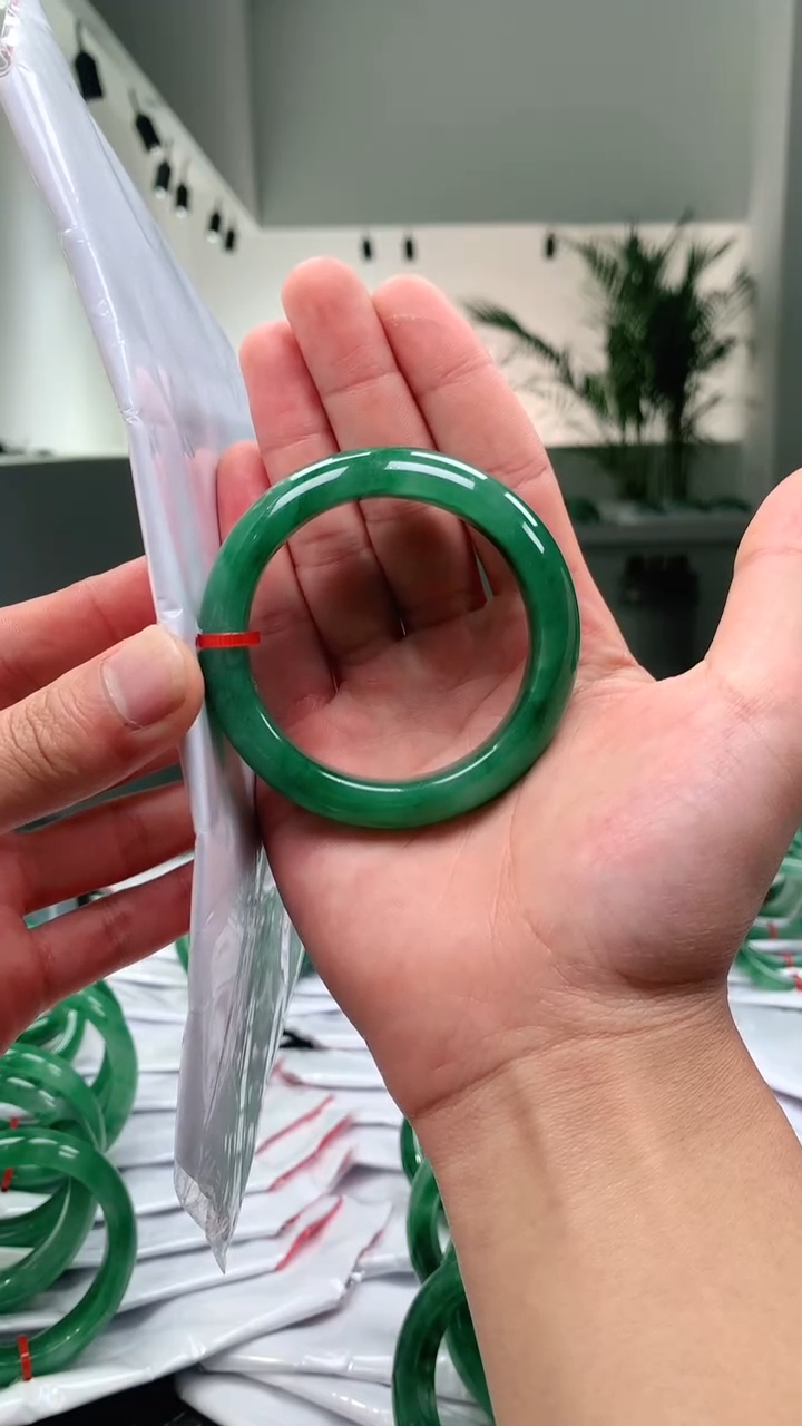 【闪购商品】石英质玉手镯未镶嵌冰飘花手镯