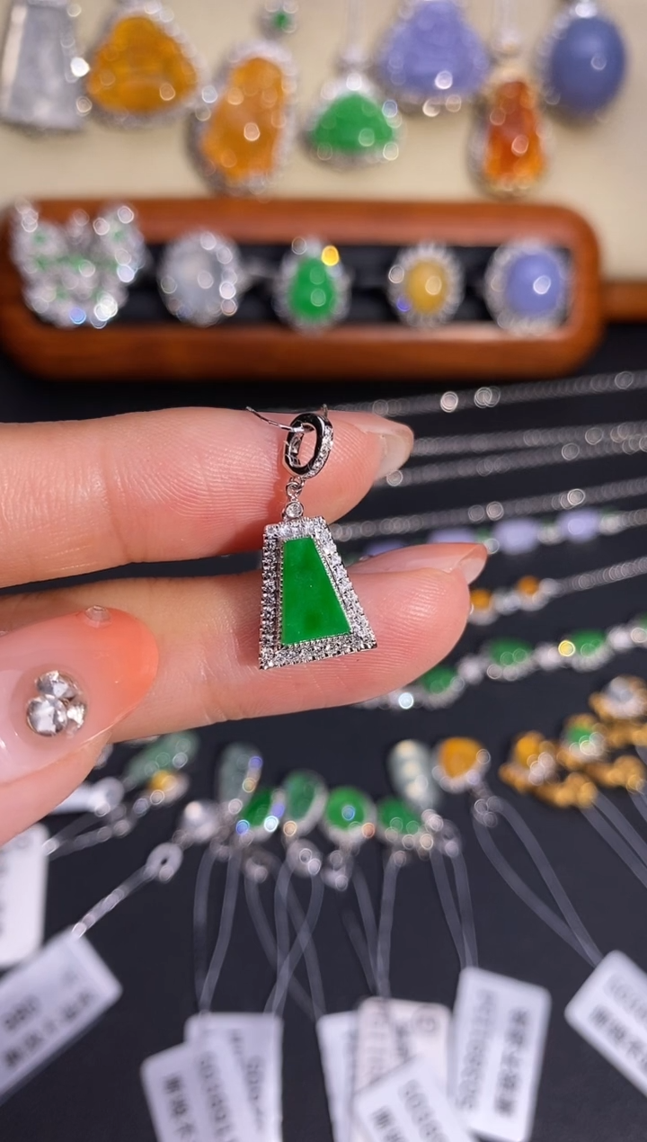 【闪购商品】翡翠颈饰18K金镶嵌吊坠