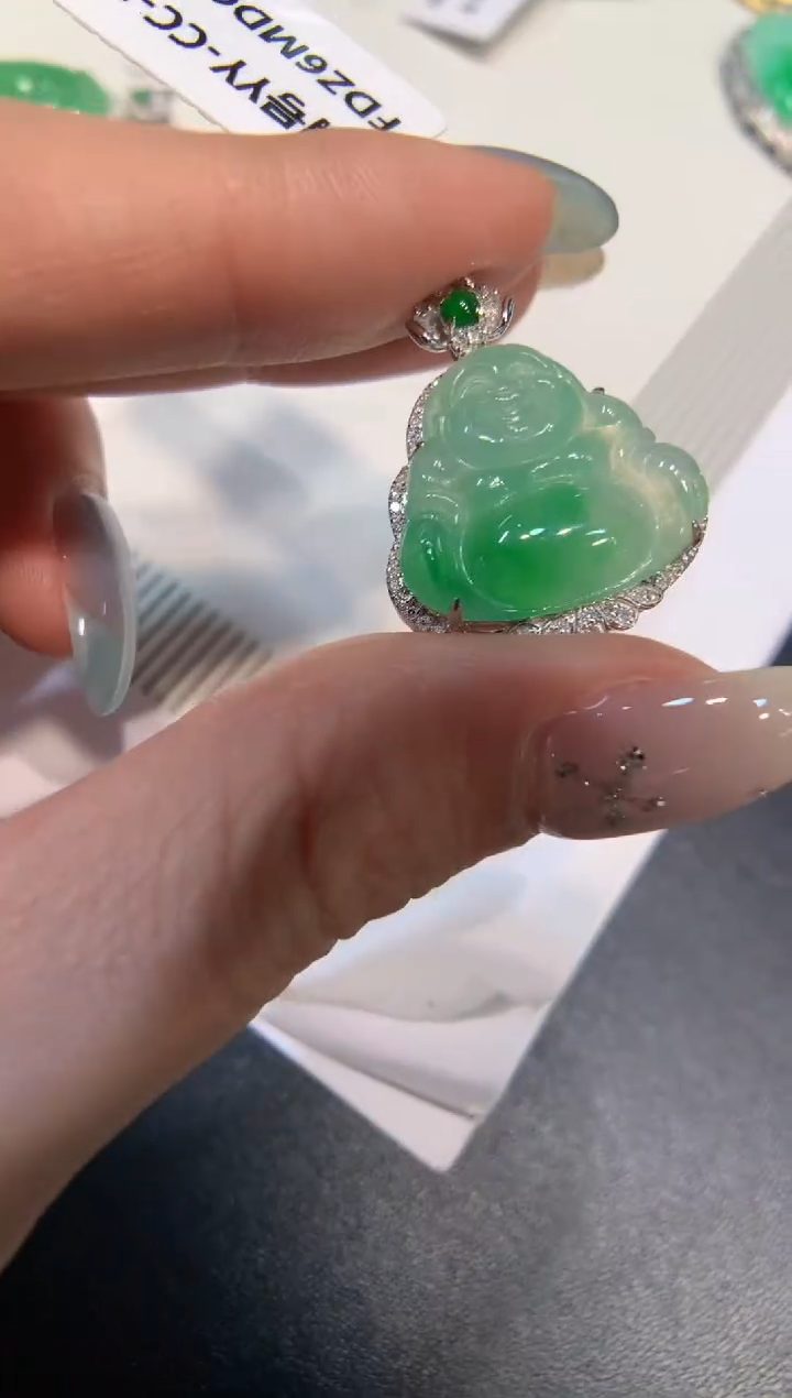 颈饰18K金镶嵌翡翠佛公