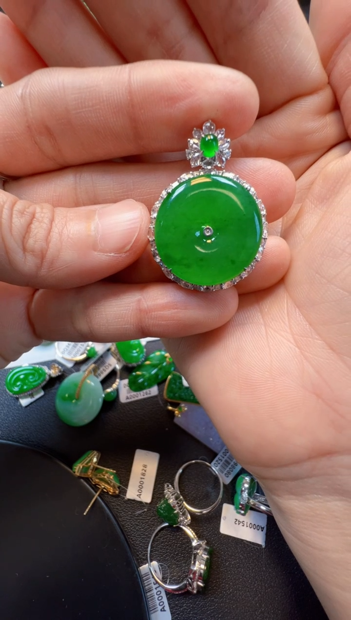 【闪购商品】翡翠吊坠(不含链)18K金镶嵌45800