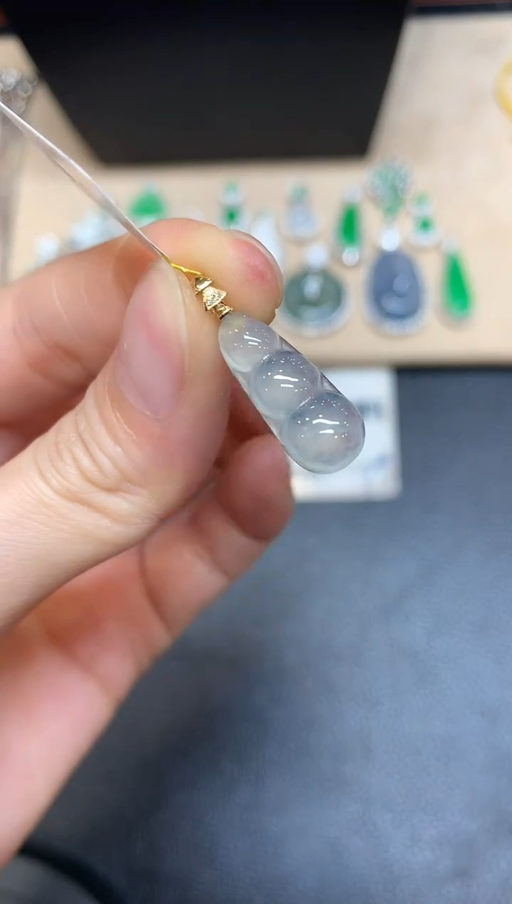 【闪购商品】翡翠颈饰18K金镶嵌福豆【无服务费