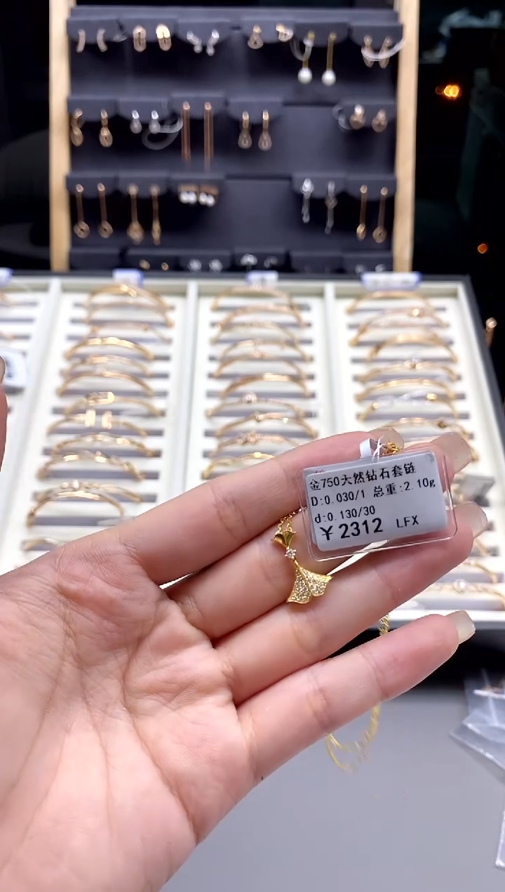 【闪购商品】钻石颈饰18K金镶嵌标签损坏不退不换