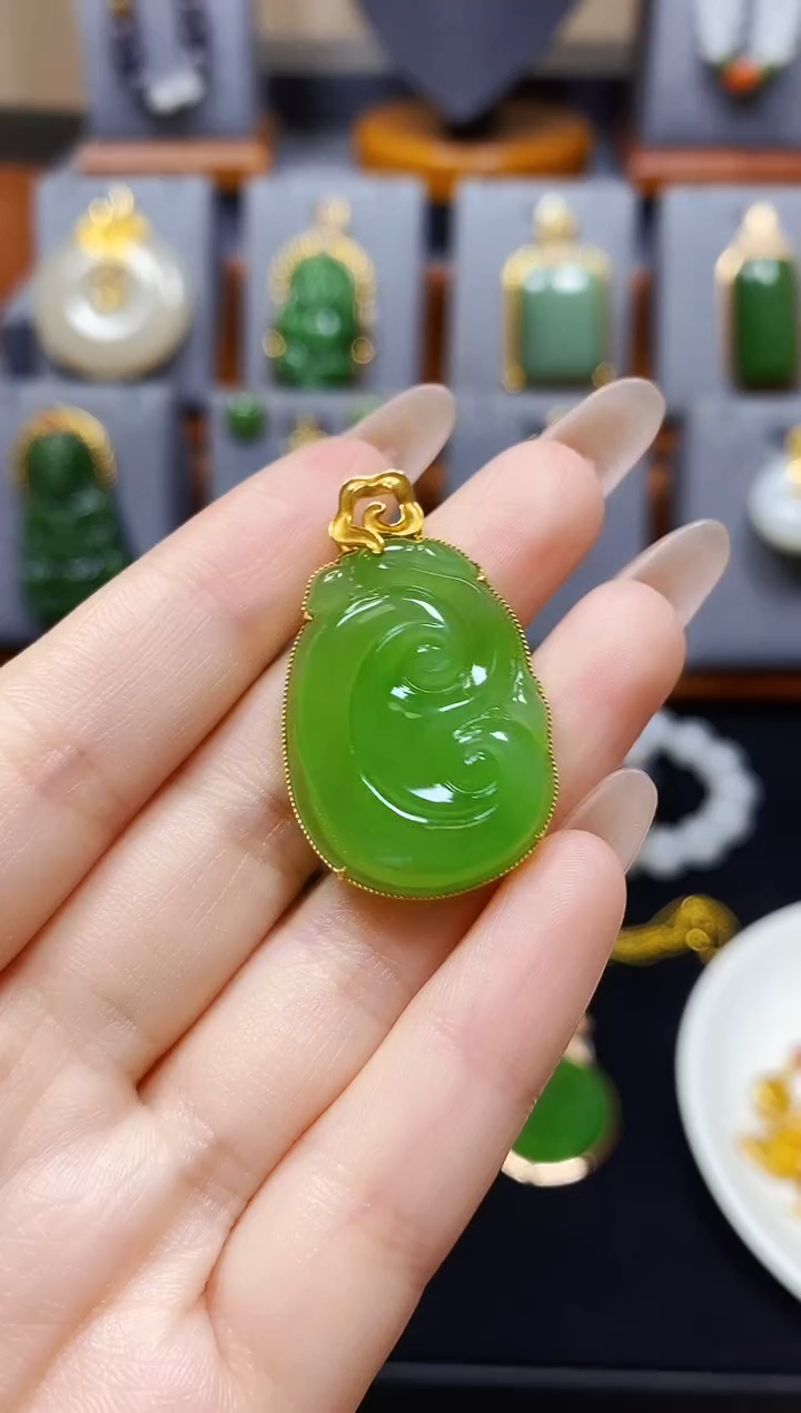【闪购商品】和田玉苹果绿如意吊坠18K金镶嵌*