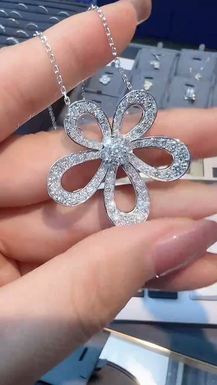 项链18K金镶嵌钻石花花项链