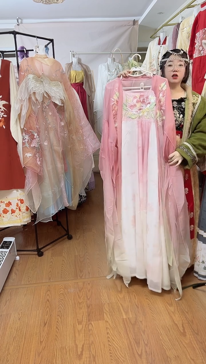 孤品汉服，品质特价，偶有微瑕，NO退NO换，介意勿拍