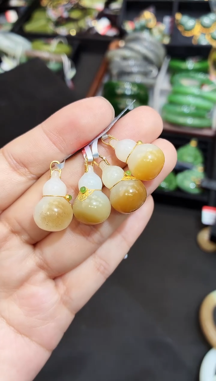 吊坠(赠链)18K金镶嵌和田玉多样性发一