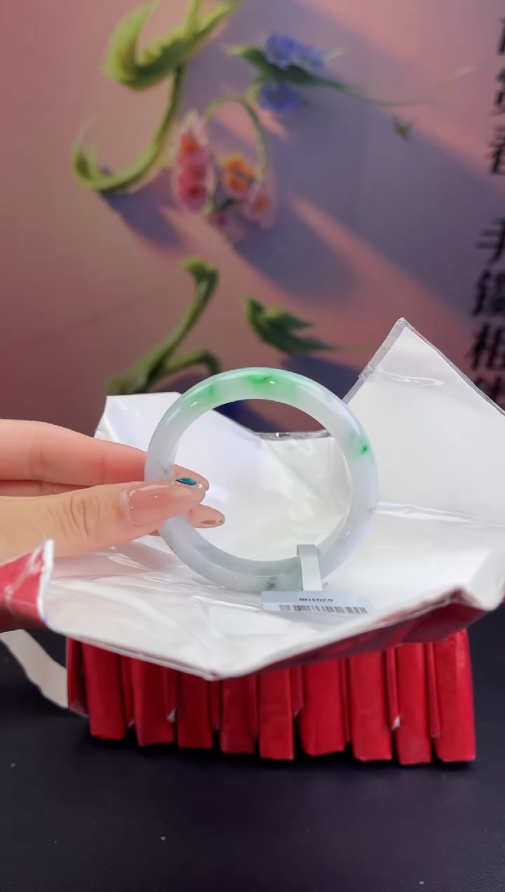 翡翠未镶嵌手镯翡翠手镯(微瑕）