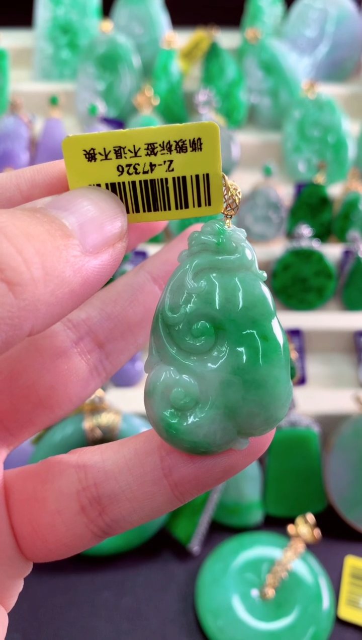 颈饰18K金镶嵌翡翠挂件