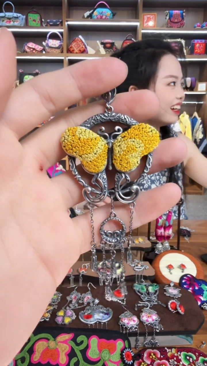 【闪购商品】织绣14蒙阿苏苗绣传承