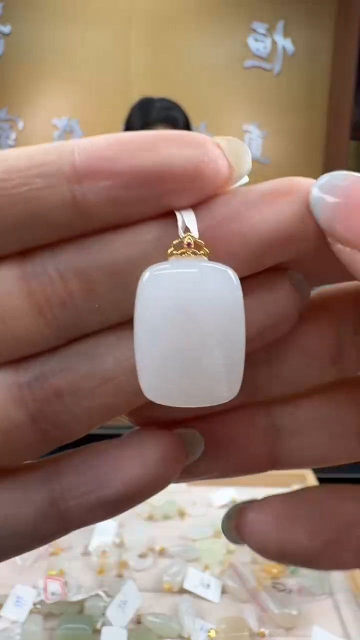 颈饰18K金镶嵌和田玉挂件