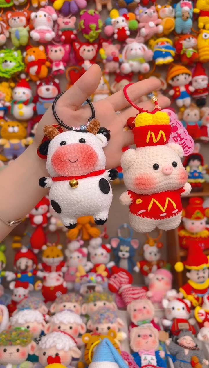 纯手工制作毛线钩织成品奶牛，麦当劳小猪