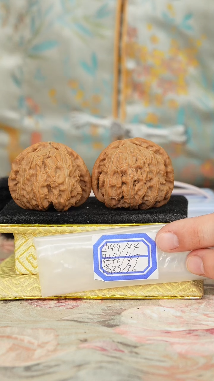 【闪购商品】文玩核桃把件白狮子