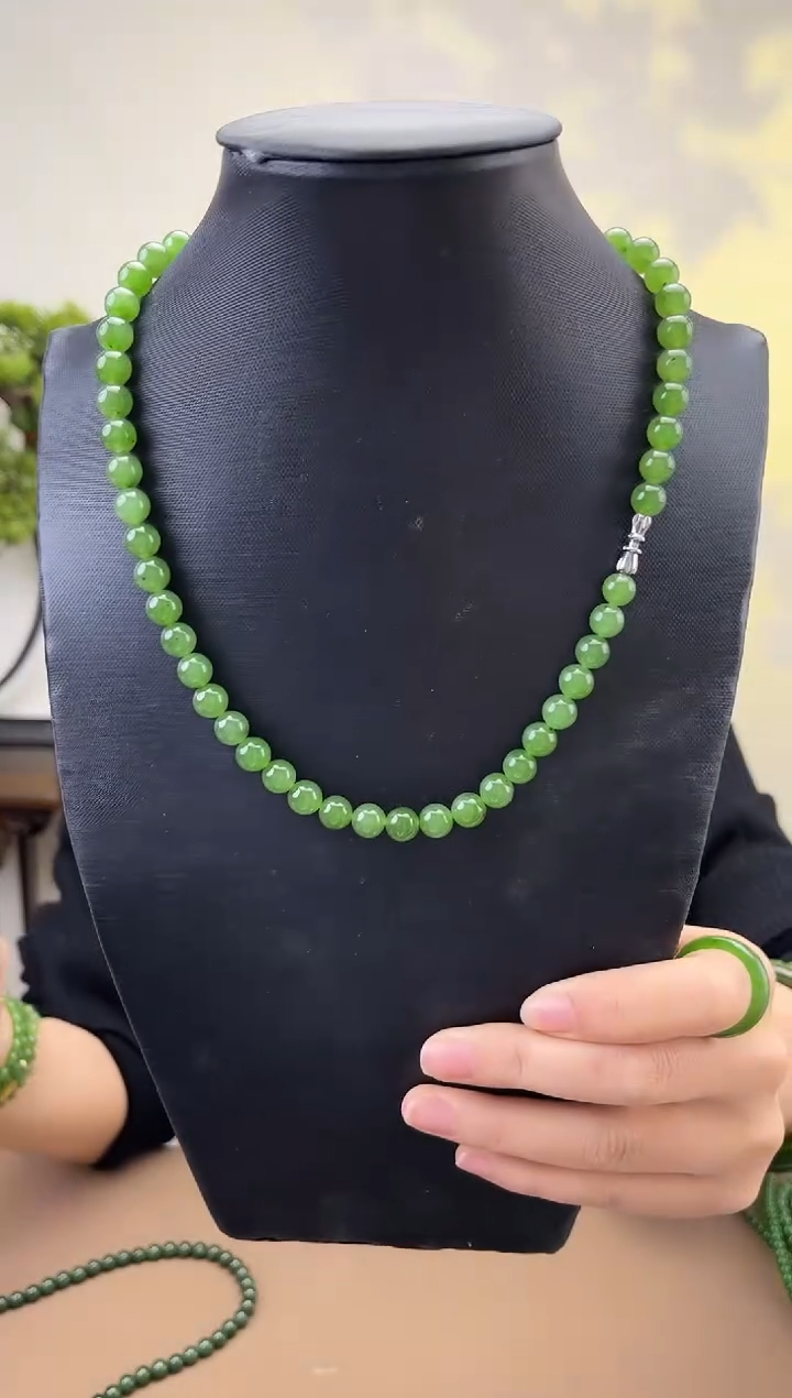 项链未镶嵌和田玉（碧玉）碧玉8mm阳绿妈妈链 有黑点