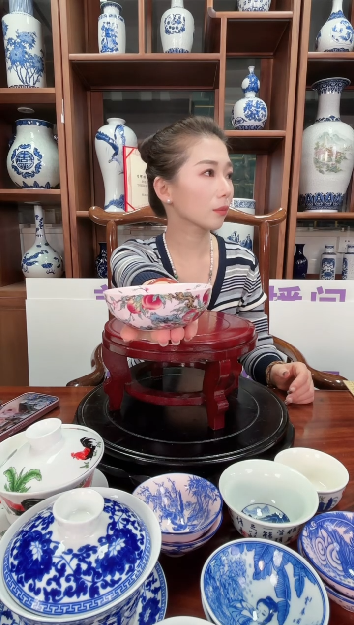 A26景德镇红稀稀九桃宫碗1只