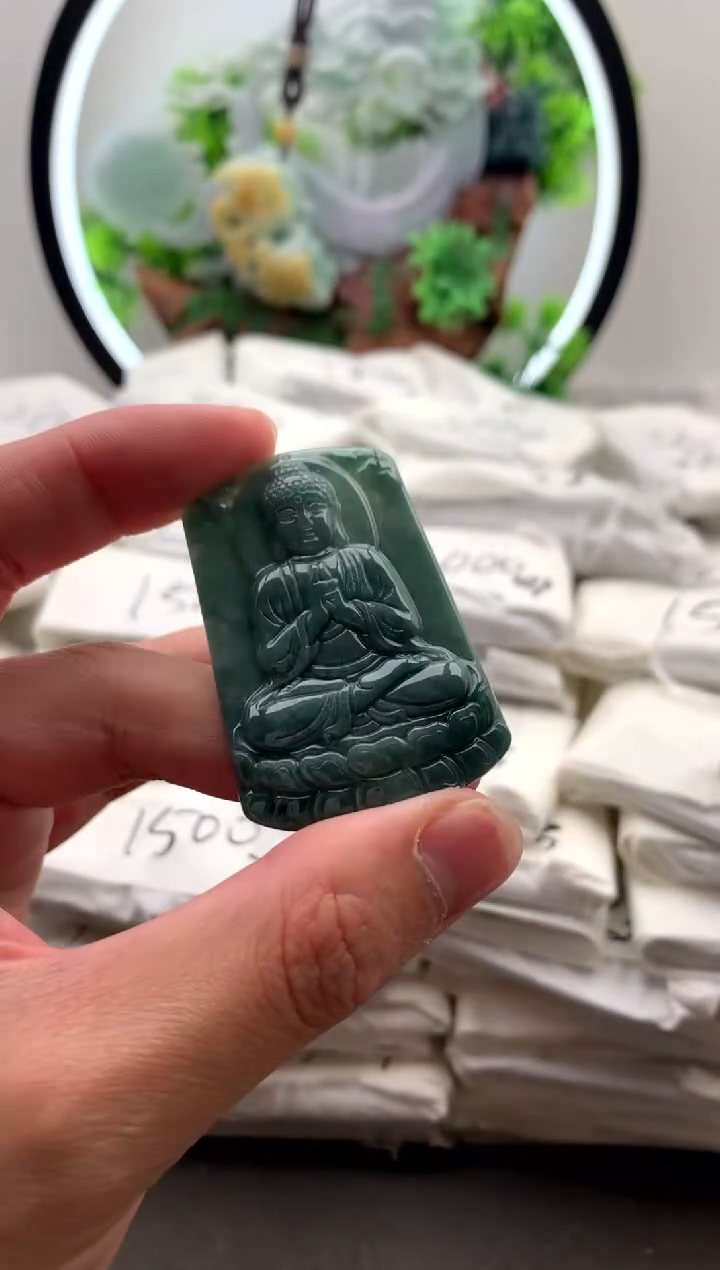 【闪购商品】翡翠颈饰未镶嵌大日如来【品质一般能接受再拍】