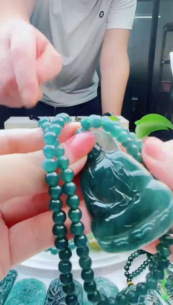 翡翠未镶嵌颈饰多样性发货其中一件