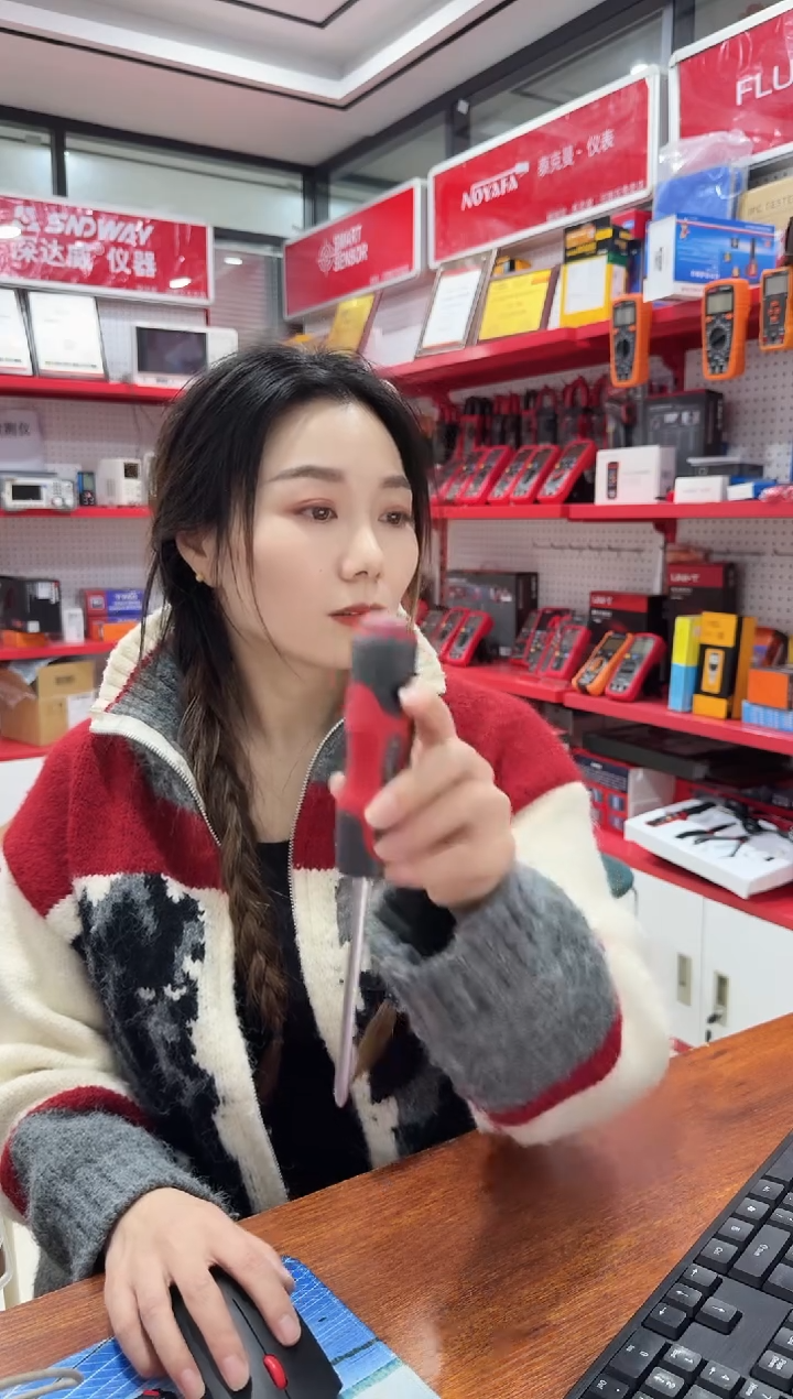 6*100旋转螺丝刀一个