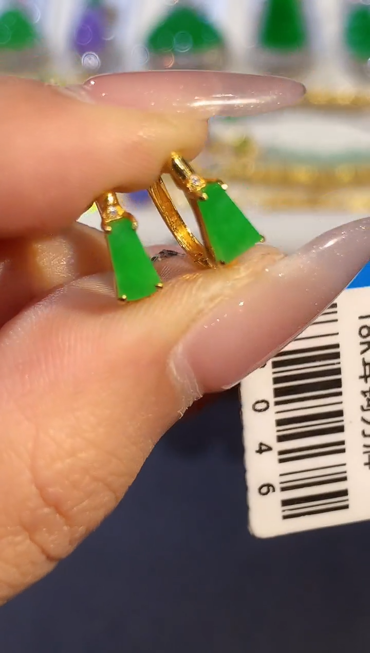 18K金镶嵌翡翠耳饰多样性发其一