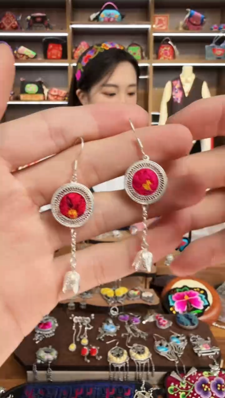 【闪购商品】织绣115蒙阿苏苗绣传承